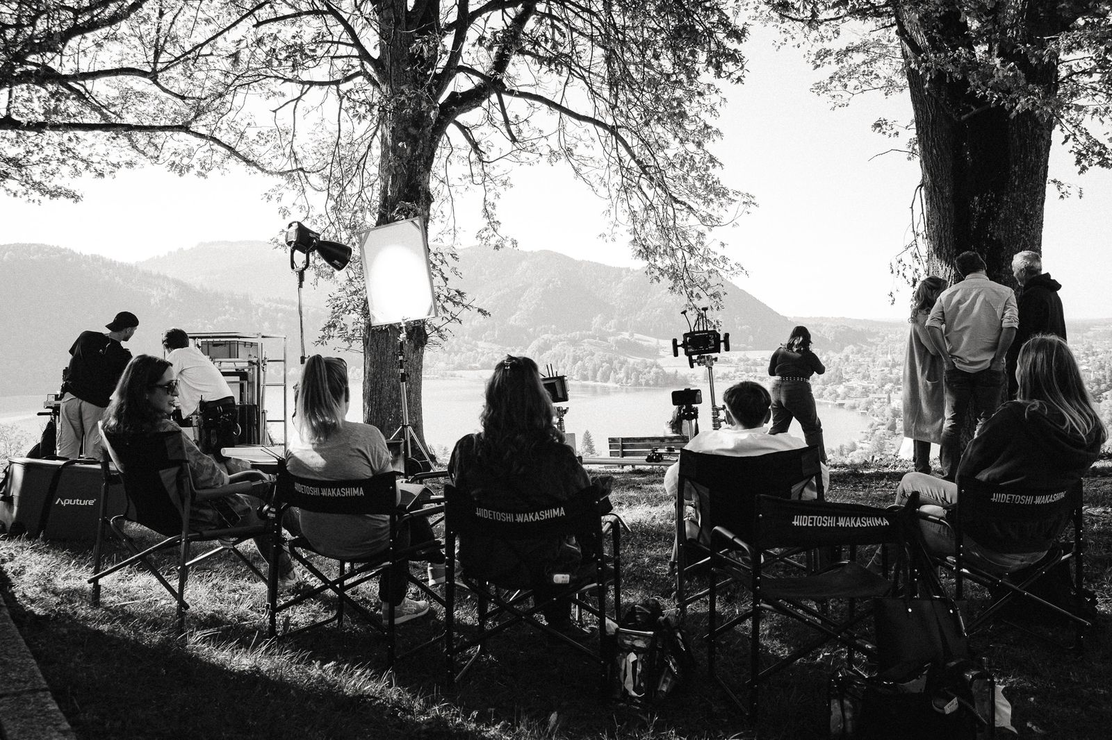 set unter dem baum mit blick über den see